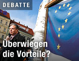 Blaues Plakat mit einem aus Sternen bestehenden Fragezeichen
