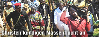Sicherheitskr&auml;fte mit einer marschierenden Gruppe von nigerianischen Christen