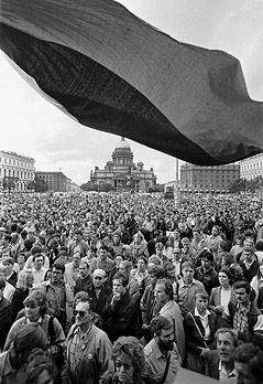 © APA/EPA/Anatoly Maltsev Archivbild einer Menschenversammlung auf dem Isaaks Platz in Leningrad (St.Petersburg)