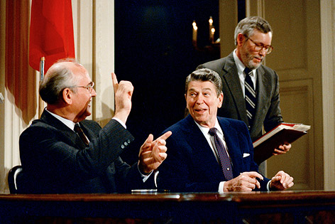 © AP/Barry Thumma Michail Gorbatschow redet gestikulierend mit Ronald Reagan