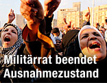 Jubelnde Menschen am Tahrir-Platz in Kairo