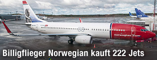 Flugzeug der Airline "Norwegian" auf einem Flughafen