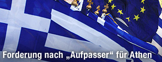 Fahnen Griechenlands und der EU nebeneinander