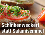Weckerl mit Tomaten