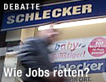 Passant vor Schlecker-Filiale