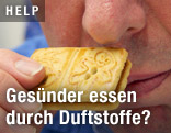 Person riecht an einem Keks