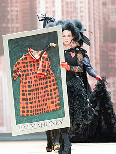 © Wiener Staatsoper/Michael Poehn Angelika Kirchschlager (als Jenny Hill) in "Aufstieg und Fall der Stadt Mahagonny"