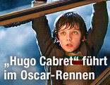 Filmszene aus Huga Cabres: Ein Junge hängt mit den Fingerspitzen an einem Fensterflügel