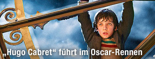 Filmszene aus Huga Cabres: Ein Junge hängt mit den Fingerspitzen an einem Fensterflügel