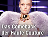 Model tr&auml;gt eine Robe mit pelz von  Alexandre Vauthier