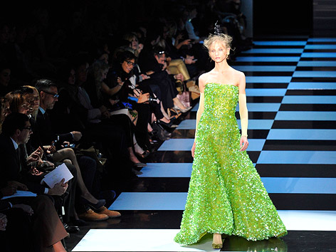 © APA/EPA/Stephane Reix Model trägt ein grünes Kleid von Armani