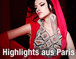 Model tr&auml;gt ein rotes Kleid von Jean-Paul Gaultier
