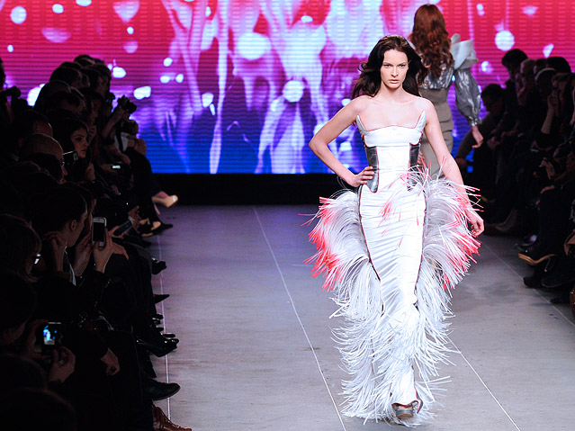 © APA/EPA/Stephane Reix Model trägt ein enges Kleid mit Fransen von Julien Fournie