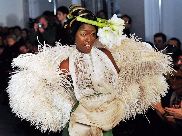 © APA/EPA/Stephane Reix Model trägt ein fransiges Outfit von Maurizio Galante