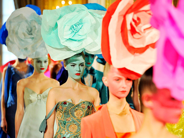 © APA/EPA/Stephane Reix Models tragen bunte Kleider und Hüte in Rosenform von Alexis Mabille