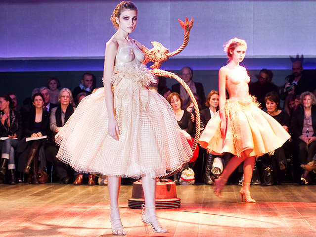 © APA/EPA/Ian Langsdon Models tragen Kleider von Franck Sorbier
