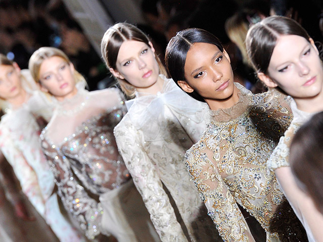 © APA/EPA/Stephane Reix Models mit einem Kleidern von Valentino