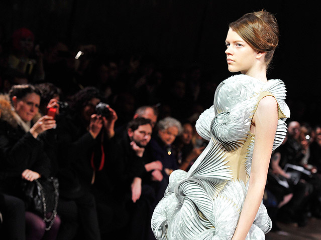 © APA/EPA/Stephane Reix Model mit einem Kleid von Iris Van Herpen