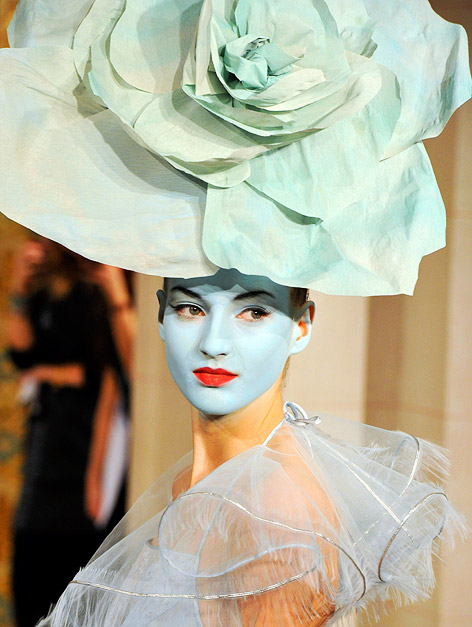 © APA/EPA/Stephane Reix Model trägt Hut in Form einer Rose und ein Kleid von Alexis Mabille