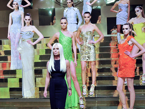 © APA/EPA/Stephane Reix Donatella Versace steht umringt von Models, die ihre Kollektion tragen