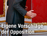 Politiker geht durch eine Türe in der Hofburg