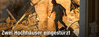 Ein Helfer in den Trümmern der eingestürzten Häuser