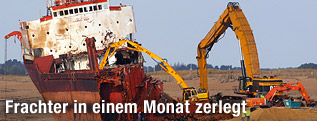 Schiffshavarie "TK Bremen" wird von Kran zerlegt