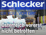 Schlecker-Auslage mit Produkten davor