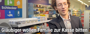 Lars Schlecker in einer Schlecker-Filiale
