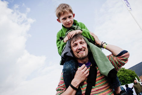 Vater mit Sohn auf dem Spot-Festival