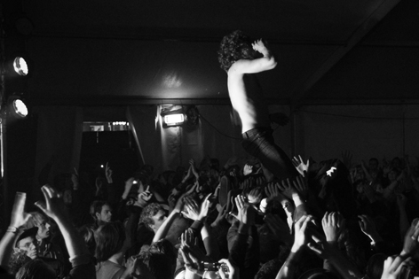 Reptile Youth beim Stage Diving