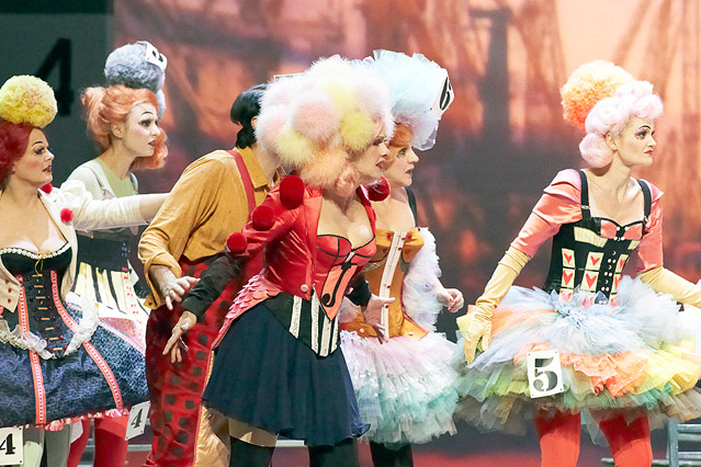 © Wiener Staatsoper/Michael Poehn Szene aus "Aufstieg und Fall der Stadt Mahagonny"