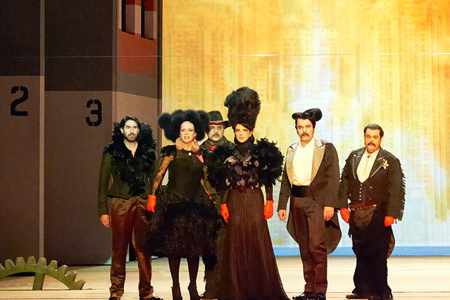 © Wiener Staatsoper/Michael Poehn Szene aus "Aufstieg und Fall der Stadt Mahagonny"
