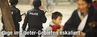Tibetanische Polizei und Passanten