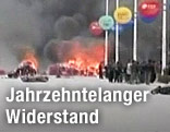 Tibetische Widerstandsk&auml;mpfer in einer Stra&szlig;e von Lhasa im Jahr 2008