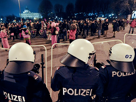 Demonstranten und Polizisten