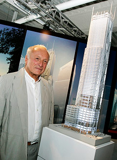 © Reuters/Brendan McDermid Architekt Richard Rogers steht neben seinem Modell für das Three World Trade Center