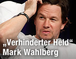Mark Wahlberg kratzt sich am Kopf