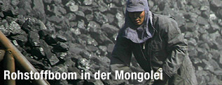 Mongole arbeitet auf einem Berg Kohle