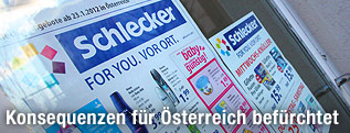 Prospekt in der Auslage einer Schlecker-Filiale