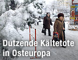 Passanten im schnee- und eisbedeckten Kiew