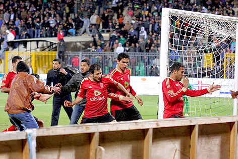 © AP/Ahmed Hassan Fußballspieler flüchten vor Fans