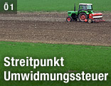Traktor auf einem Acker