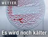 Verschneites Einbahnschild