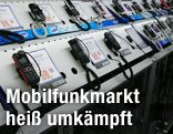 Verschiedene Handymodelle in einem Elektrowarengeschäft