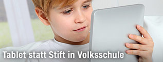 Bub mit Tablet-PC