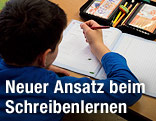 Schreibendes Volksschulkind