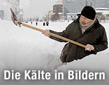 Mann beim Schneeschaufeln in Sarajevo