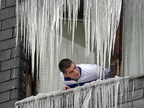 © AP Eiszapfen vor Fenster in Belgrad