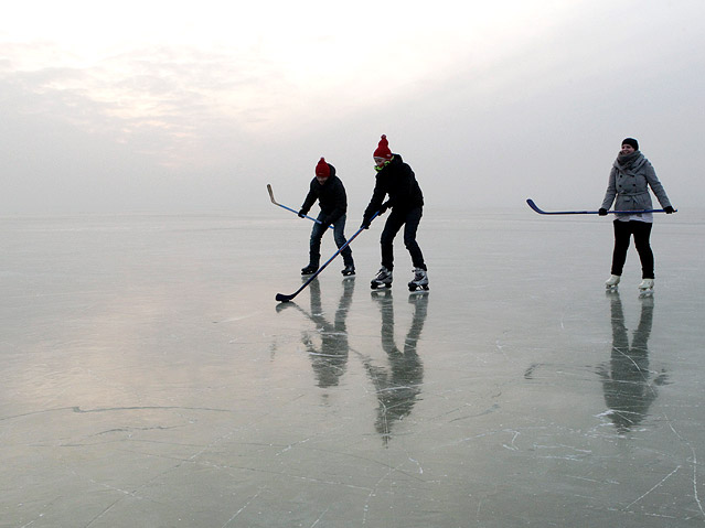 © Reuters/Herwig Prammer Eishockeyspieler am Neusiedlersee